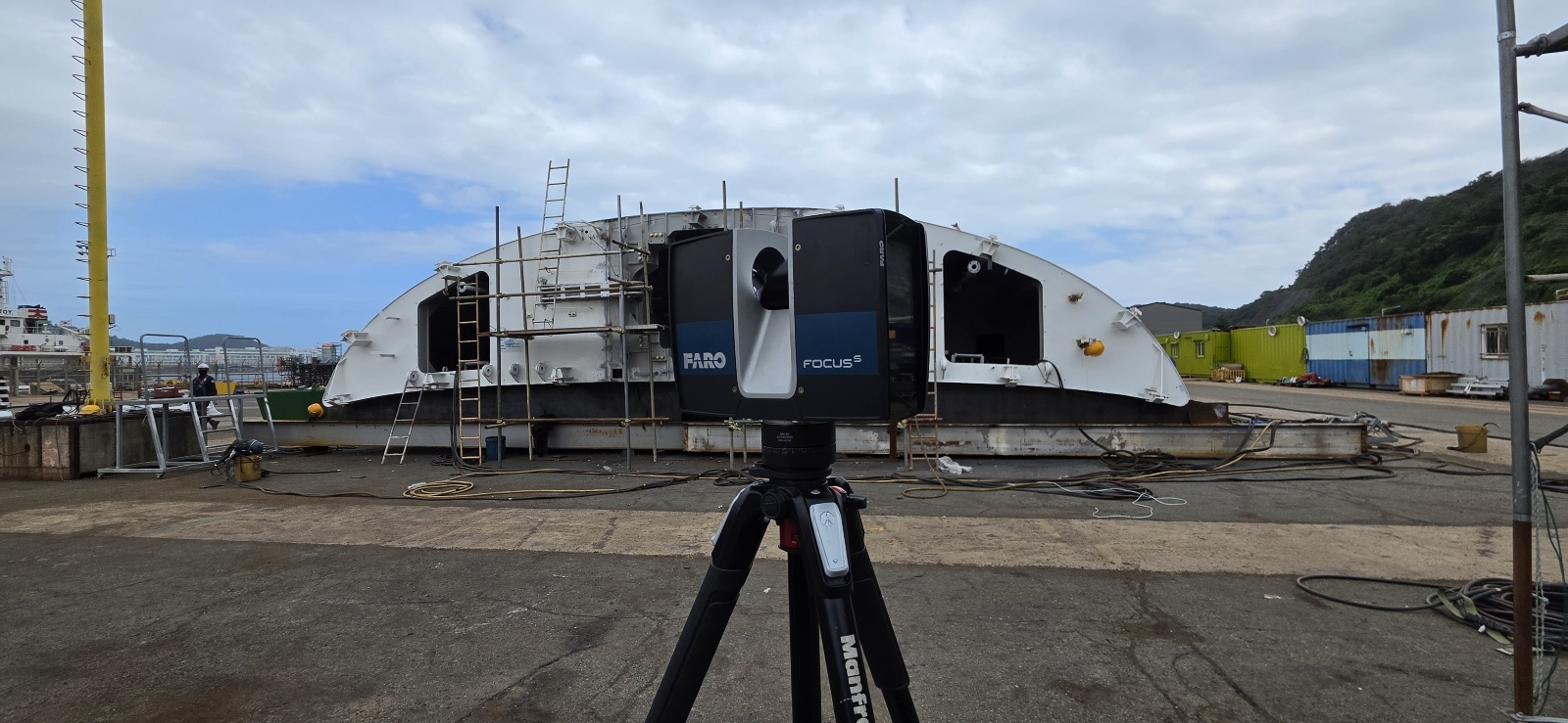대형 구조물 앞에서 측정 중인 FARO Focus Laser Scanner