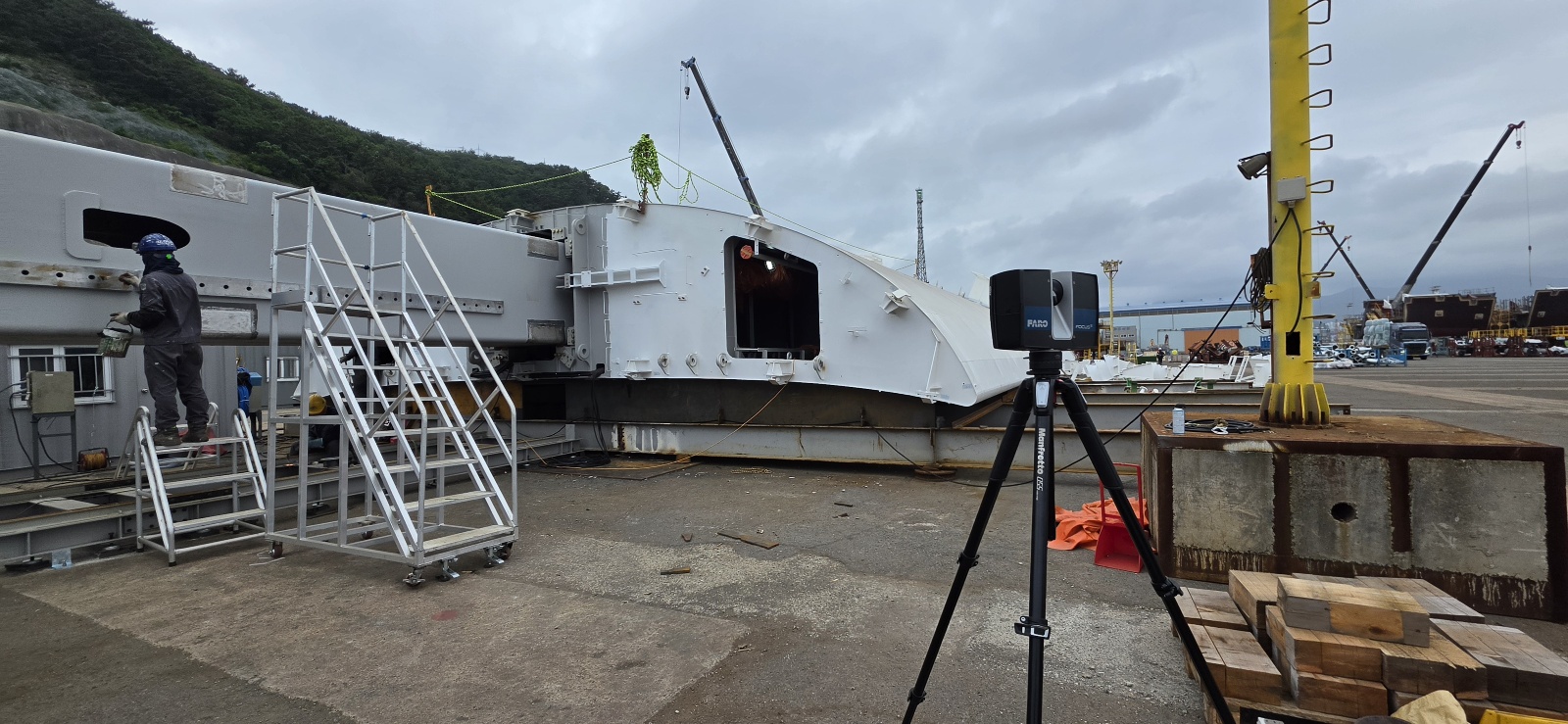 대형 조선 구조물 앞에 설치된 Focus Laser Scanner